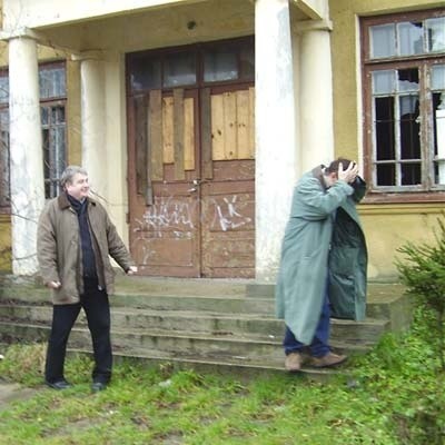 Andrzej Dutkowski (z lewej) nie dostanie żadnej ulgi za remont tego budynku. Obok - radny Antoni Cydzik nie wierzy, że rada miejska, w której sam zasiada, przyjęła taką dziwną uchwałę.