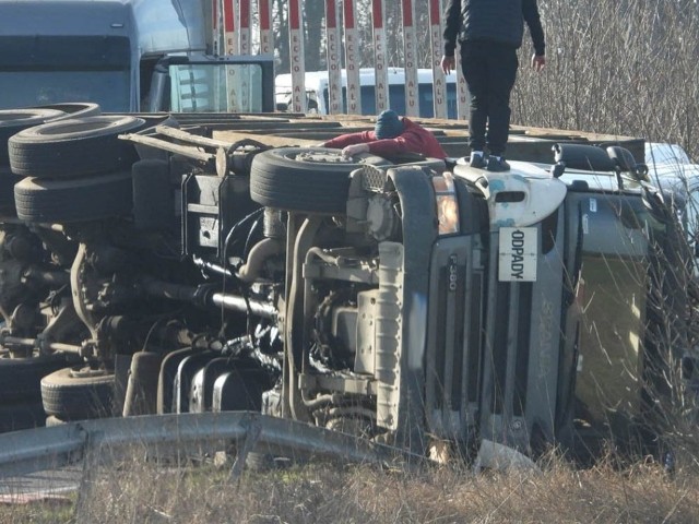 Do zdarzenia doszło w poniedziałek, 25 lutego, na trasie pod miejscowością Wysoka koło Gorzowa. Wszystko wydarzyło się przed godz. 15.00. Ciężarówka wyładowana złomem jechała droga na odcinku Tarnów-Wysoka. Z niewyjaśnionych jeszcze przyczyn kierowca ciężarówki stracił panowanie nad kierownicą. Ciężarówka ze złomem przewróciła się. Na drodze są utrudnienia w ruchu.Zobacz też wideo: Mamy dopiero luty a pożary traw już są prawdziwym utrapieniem. Za ich wypalanie grożą wysokie kary!
