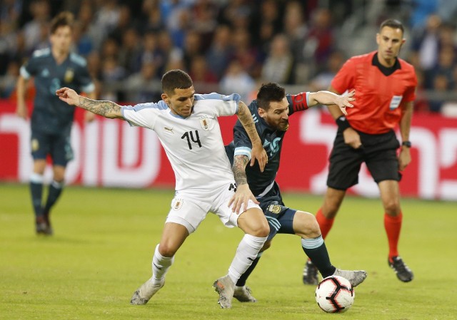 Messi podczas dryblingu i starcia (wygranego) z pomocnikiem reprezentacji Urugwaju Lucasem Torreirą