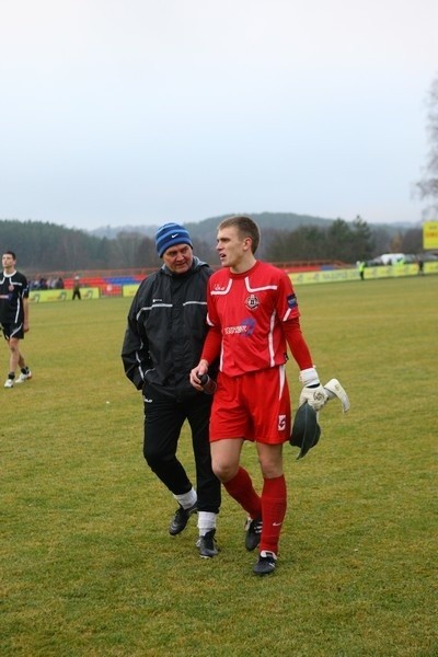 Zdzisław Lewandowski, trener bramkarzy (od lewej) rozmawia z Mateuszem Oszmańcem.