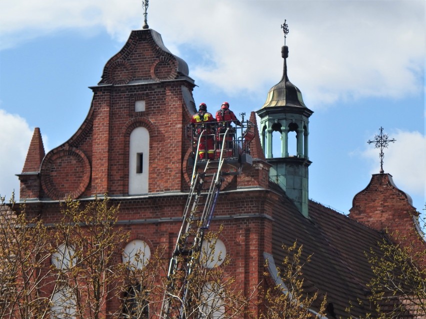 Poluzowane blachy na kościele Św. Trójcy w Bydgoszczy. Interwencja straży pożarnej [zdjęcia]