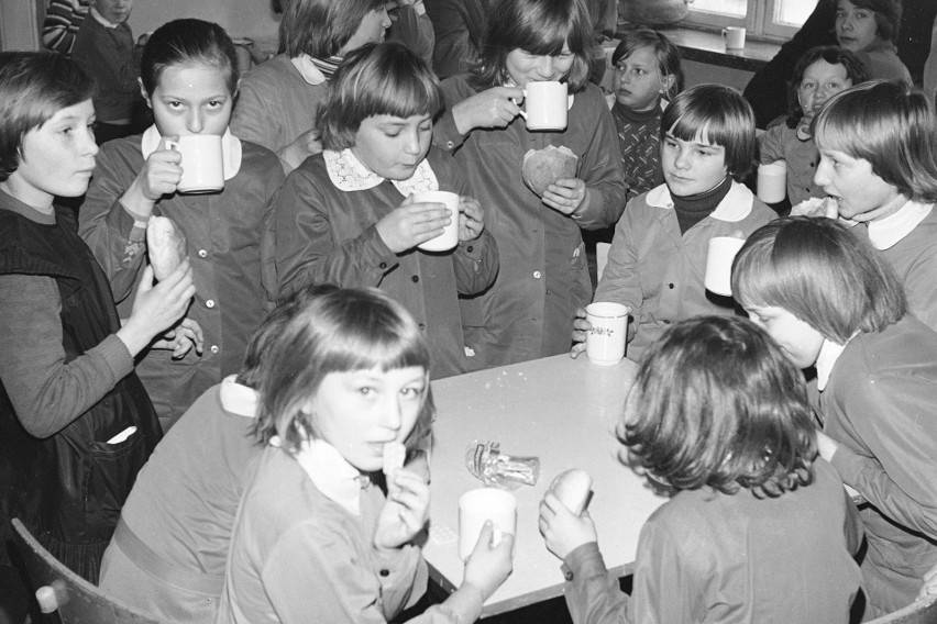 Uczniowie piją mleko w przerwie w szkole w Kampinosie w 1978...