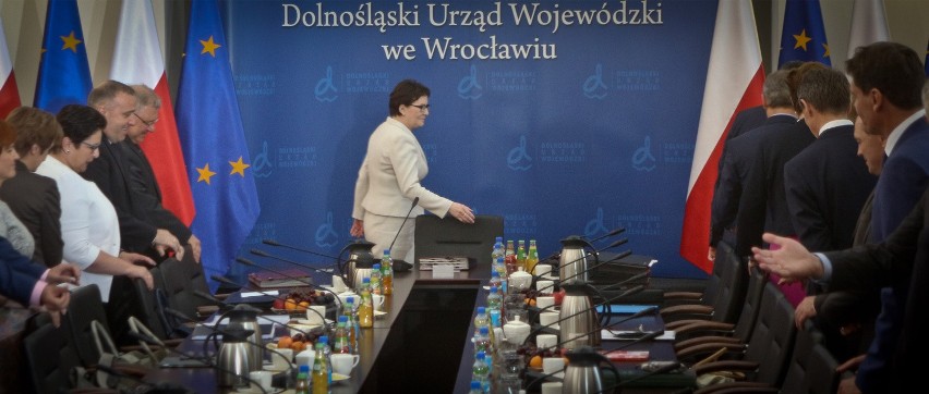 Rząd tirem przywiózł do Wrocławia swoje stoły i krzesła. Te wrocławskie nie były odpowiednie