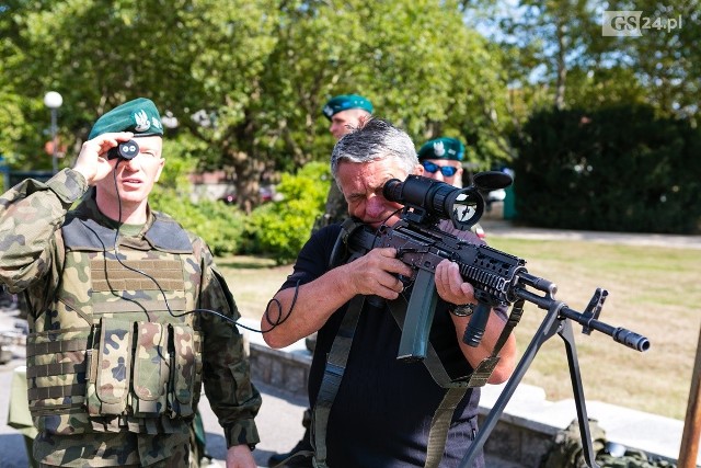 W środę na Jasnych Błoniach odbyły się lokalne obchody święta Wojska Polskiego. Najmłodsi mogli z bliska zobaczyć jak wygląda broń i wozy bojowe. W uroczystości pod pomnikiem Czynu Polaków wzięli udział przedstawiciele władz samorządowych, posłowie i kombatanci. Nie zabrakło okolicznościowych przemówień i wręczenia odznaczeń. Po uroczystościach rozpoczął się rodzinny piknik z okazji święta.