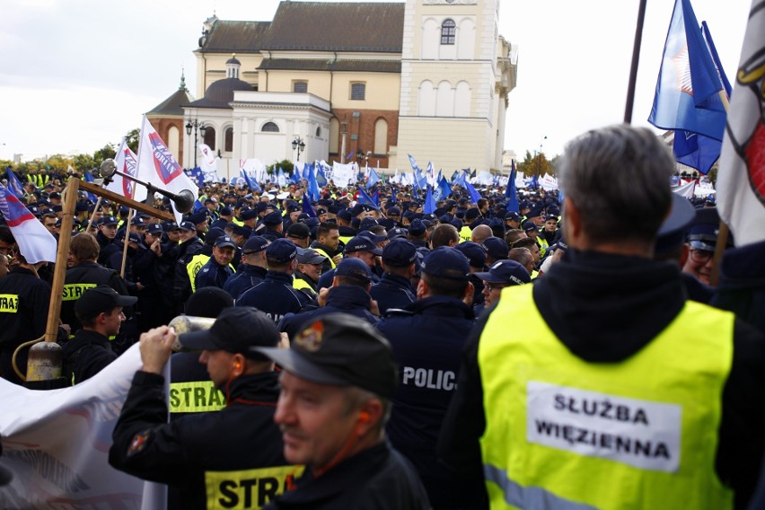 Protest policjantów w Warszawie. Mundurowi domagają się...