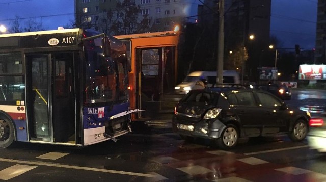 W piątek, 29 listopada około godz. 5.00 doszło do wypadku z udziałem autobusu i samochodu osobowego marki opel astra. Ruch w kierunku centrum jest utrudniony - dwa pasy są zablokowane. Na miejscu policja i zespół ratownictwa medycznego. AKTUALIZACJA, godz. 9.45Jak ustaliła policja przyczyną wypadku było niezachowanie bezpiecznego odstępu od poprzedzającego pojazdu przez kierowcę autobusu miejskiego. Jego kierowca został ukarany mandatem. W zdarzeniu nikt nie ucierpiał.