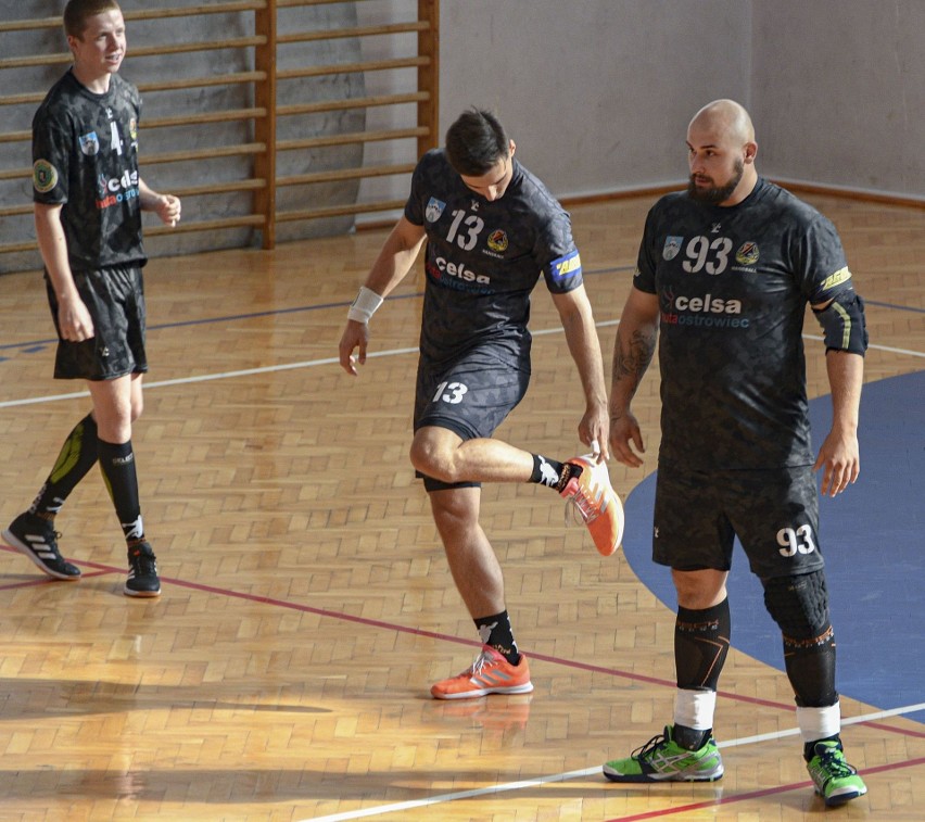 1 liga piłkarzy ręcznych. KSZO Handball Ostrowiec po wysokiej wygranej w Sandomierzu pierwszym liderem [ZDJĘCIA, VIDEO]