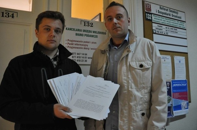 Projekt uchwały w sprawie likwidacji Straży Miejskiej złożyli w urzędzie miejskim Piotr Kudzior (z lewej) i Bartosz Baczyński.