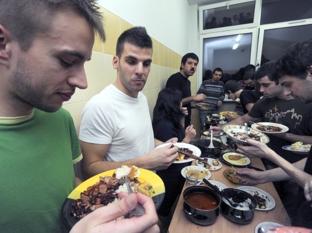 Opole: cooking day w akademiku Sokrates. Zagraniczni studenci gotowali.