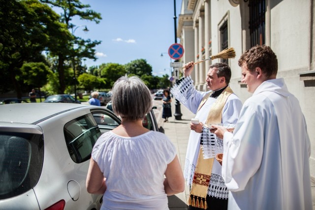 Święcenie aut przed katedrą w Łodzi.