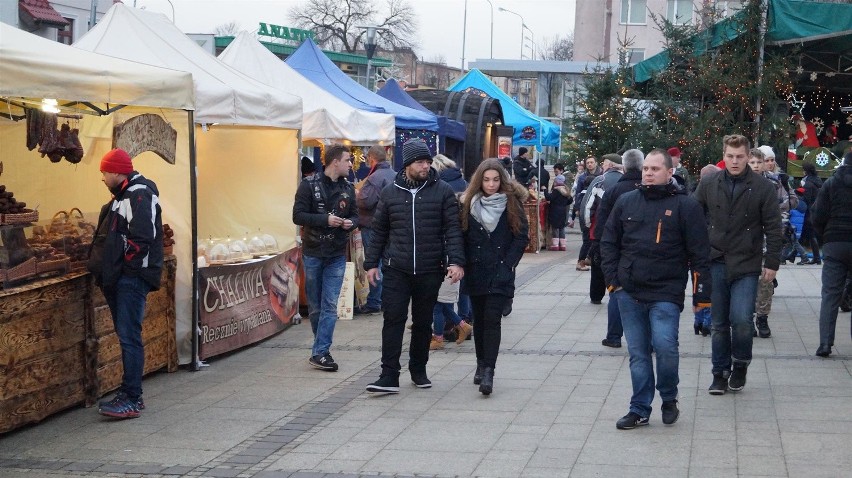 Kłobuck: Tłumy na otwarciu lodowiska i uruchomienia...