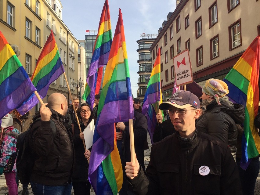 O godz. 14.30 rozpoczęła się manifestacja Partii Razem na...