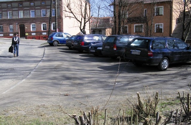 Wspólnota mieszkaniowa z ul. Pochyłej wnioskuje o urządzenie miejsc parkingowych.