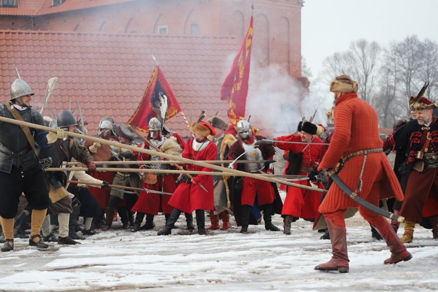 Szturm zamku w Tykocinie 2019. To jedyna taka zimowa rekonstrukcja w Polsce i lekcja historii na żywo (zdjęcia, wideo)