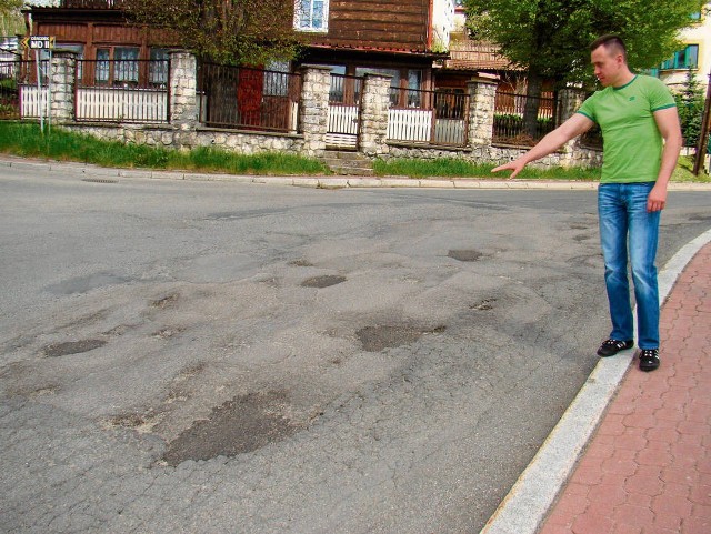 Grzegorz Szela uważa, że droga wymaga remontu. Doraźne łatanie dziur nic nie daje. Burmistrz Reśko uspokaja: – Przebudujemy ulicę, ale jeszcze nie teraz