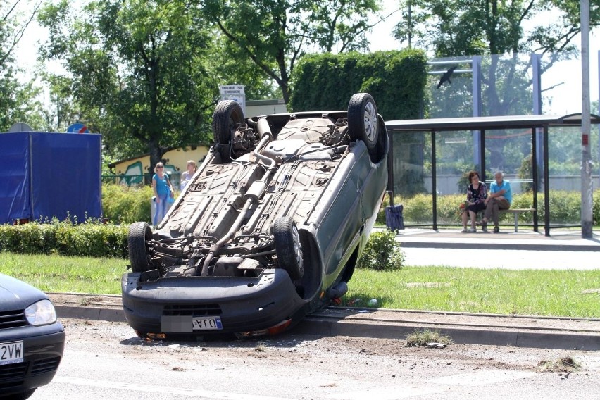 Wypadek na Klecińskiej, dachowanie, 21.07.2016
