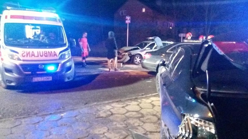 Groźny wypadek na Wiskitnie. Zderzyły się trzy samochody: renault, bmw i mercedes