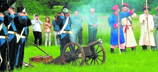 Rekonstrukcje historyczne: Poznański Regiment Odprzodowy dymi czarnym prochem
