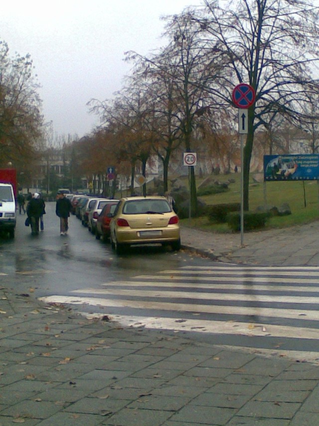 Pomimo znaków zakazu, auta i tak parkują na ul. Szafrana