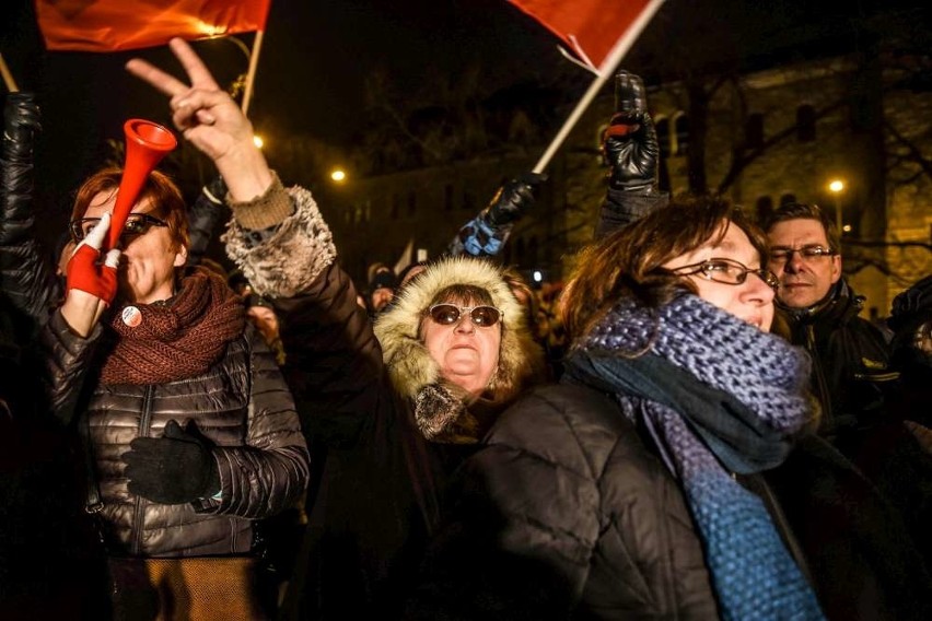 Strajk obywatelski w Poznaniu. Tłumy na placu Mickiewicza