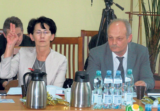 Mirosław Nowak (po prawej) jest radnym powiatu wadowickiego. Koledzy z rady nie dali go zwolnić. Przeciwko zwolnieniu zagłosowała też radna powiatu i była burmistrz Wadowic Ewa Filipiak (po lewej)