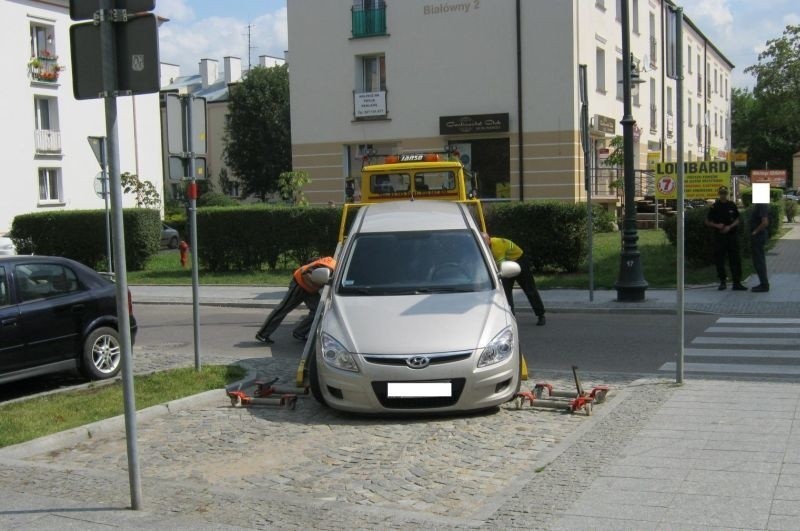 Z ul. Białówny w Białymstoku strażnicy miejscy odholowali...