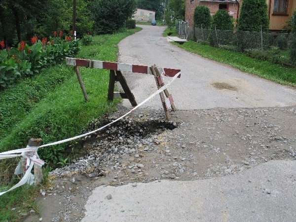 Na zapadniętej drodze w Żuklinie przez kilka miesięcy drogowcy zdołali postawić jedynie słupki ostrzegawcze.