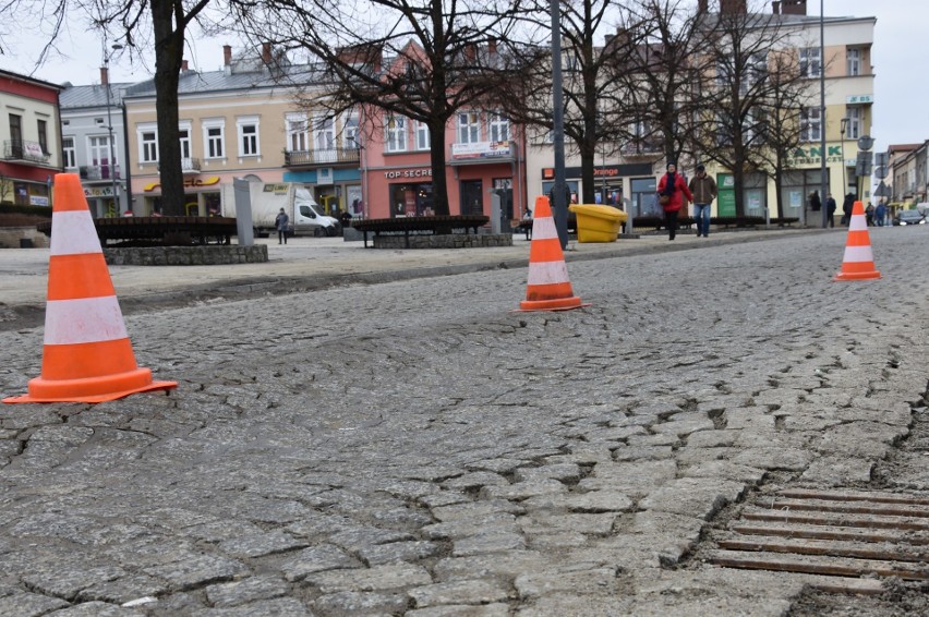 Starówka miasta przepowiada wiosnę. Na Mickiewicza wyrosły już... pachołki 