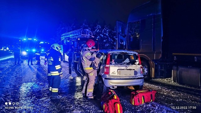 Jedna osoba ranna w wypadku na drodze Wolbrom-Olkusz (12.12.2022)