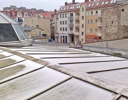 Od rana śnieg leży na dachach budynków w Świnoujściu.