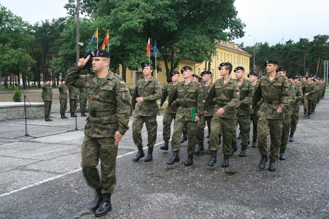 Ostatnia defilada na ostatnim apelu w koszarach. Do jutra rezerwiści z 34. BKPanc będą już w cywilu.