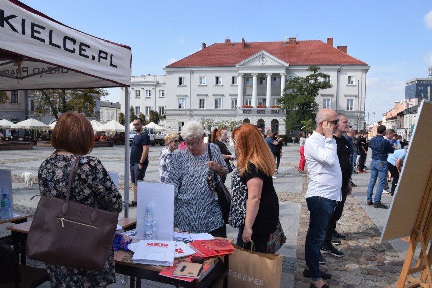 Ponad 700 ofert można było spotkać na Targach Pracy na Rynku w Kielcach. Wiele osób szukało zatrudnienia [WIDEO, ZDJĘCIA]