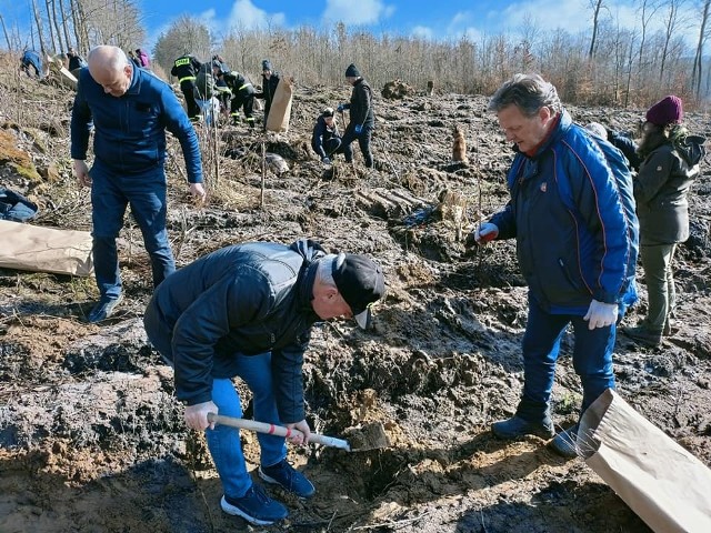 Celem akcji „ SadziMY las” było odtworzenie lasów na terenach zniszczonych przez nawałnicę z 11/12 sierpnia 2017 roku.