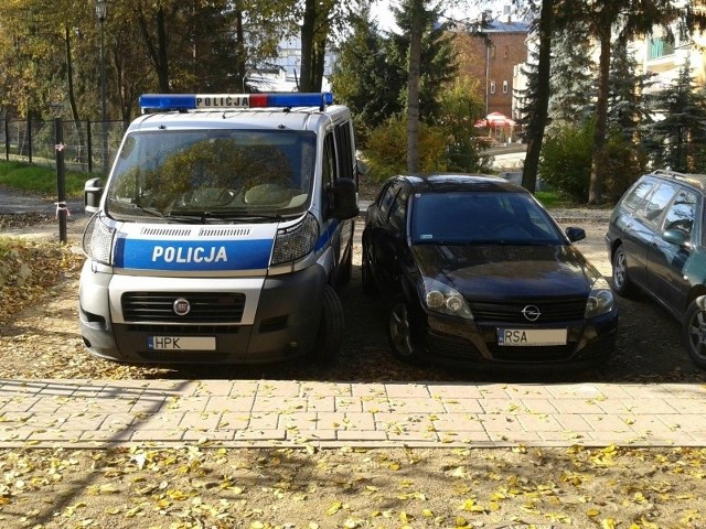 Tak policjanci parkują w Sanoku.