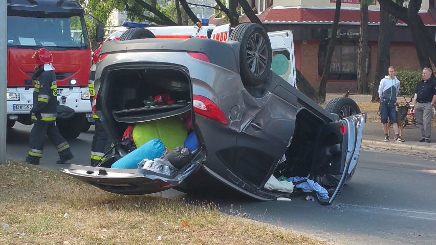 Hyundai dachował na Grabiszyńskiej. Kierowca forda przejechał na czerwonym świetle