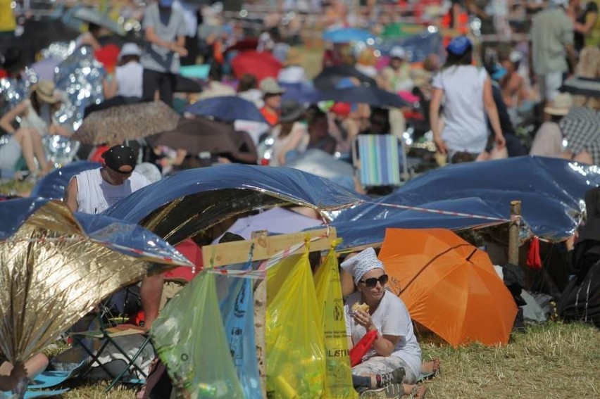 Lednica 2015: Tysiące młodych ludzi, śpiewy, modlitwa i upał