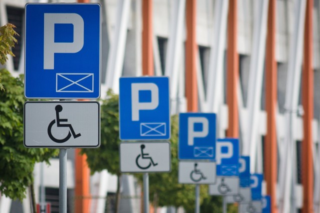 2015-05-20  bialystok parking niepelnosprawni znak drogowy  fot wojciech wojtkielewicz / polska press grupa