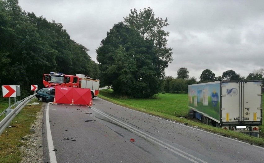 Śmiertelny wypadek na krajowej 19 w powiecie bialskim. "Zakleszczony kierowca bez funkcji życiowych" [WIDEO]