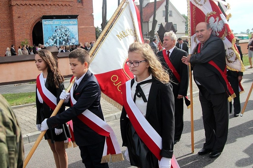 Saperzy ufundowali sztandar szkole w Sarnowie, gm. Lubraniec [zdjęcia]