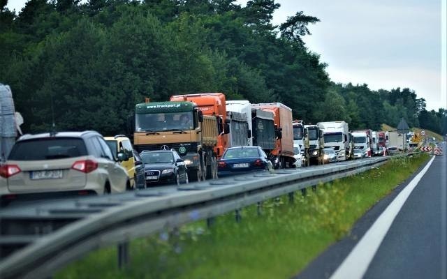 Główne drogi prowadzące nad morze są zakorkowane. To przez remonty i wypadek.