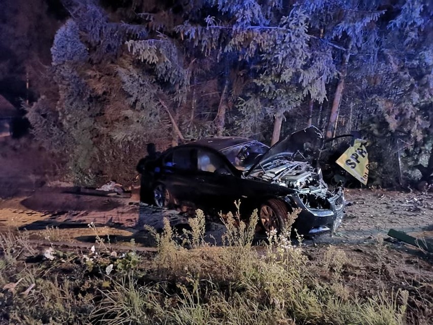 Miłki. Nocny wypadek. BMW wypadło z drogi i uderzyło w drzewo (zdjęcia)