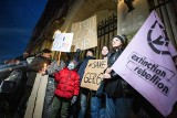 Protest pod Konsulatem Generalnym Niemiec we Wrocławiu. Organizatorzy stawiają na mocny i dobitny przekaz odnosząc sie do popularnego filmu