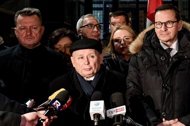 Jarosław Kaczyński, Mariusz Błaszczak i Mateusz Morawiecki przybyli wieczorem w środę przed siedzibę PK.