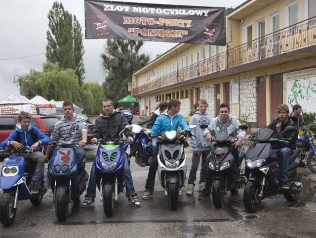 Młodzi uczestnicy zlotu Moto Party Ponidzie z Buska Zdroju i Chmielnika