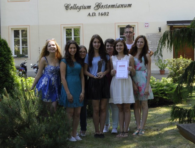 Licealiści z Collegium Gostomianum z dumą prezentują wywalczoną statuetkę i dyplom.