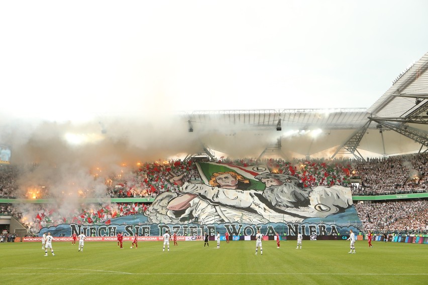 Trybuny stadionu przy Łazienkowskiej wypełniły się po...