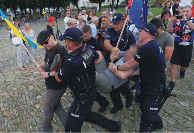 Mężczyznę wnoszącego okrzyki "precz z polskim faszyzmem" policja zatrzymała w sobotę w Przemyślu, podczas performance "Nie będzie innego".