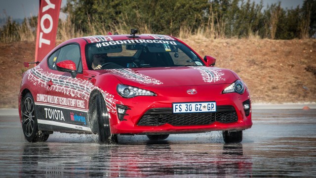 Jesse Adams, dziennikarz motoryzacyjny z RPA, ustanowił nowy rekord Guinnessa w najdłużej trwającym drifcie pojazdem motorowym. Dokonał tego za kierownicą Toyoty GT86 z 2017 roku. Fot. Toyota