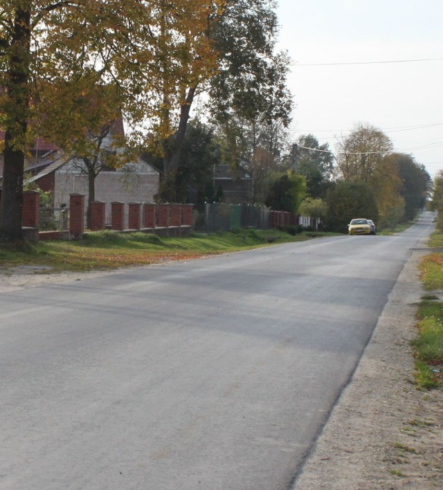 Jednym z odcinków dróg powiatowych, które gmina Łopuszno wyremontowało w tym roku wspólnie z powiatem kieleckim, jest ten w Sarbicach Pierwszych.