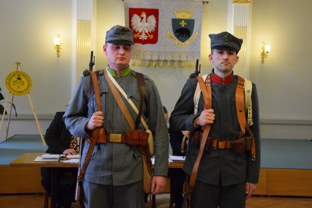 Finał konkursu "Twierdza Przemyśl". Nz. prezentacja historycznych i współczesnych mundurów używanych przez wojska w Przemyślu.